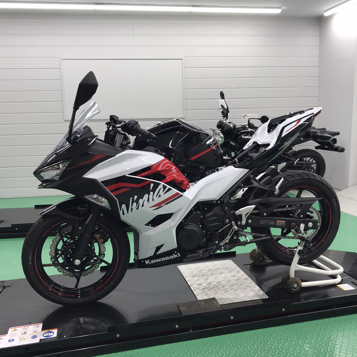 Ninja 250 入荷で整備中 国産車ブログ 丸富オート販売 横浜 湘南でバイクの購入 修理 レンタルバイク バイク のことなら何でもおまかせ
